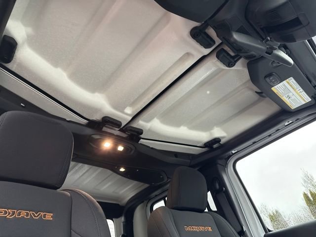 New 2026 Bright White Clear-Coat Exterior Paint Jeep Mojave image 24