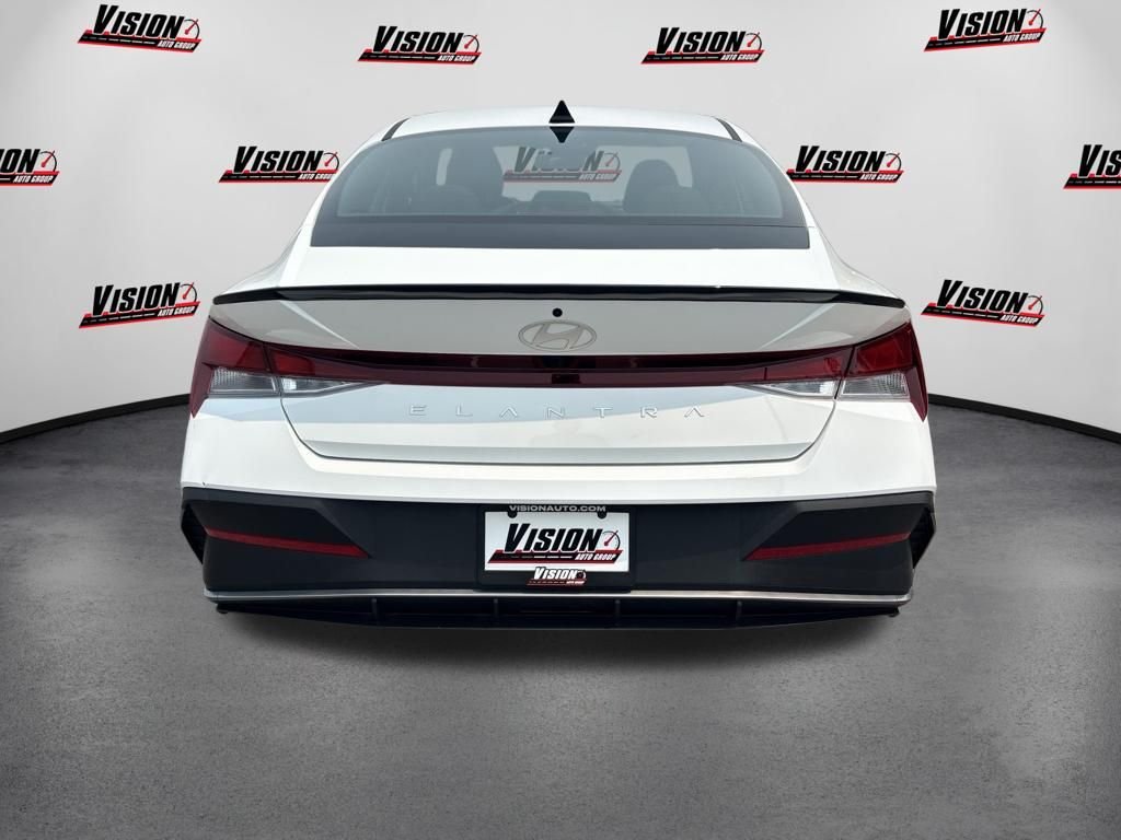 Used 2025 White Hyundai SEL Sport image 6