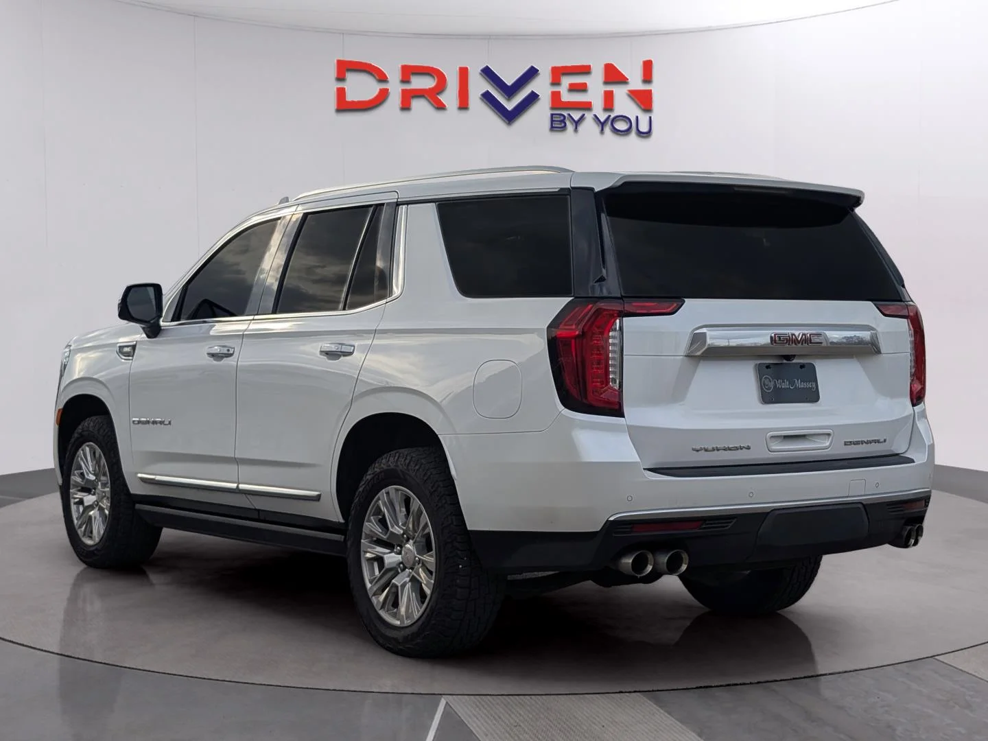 Used 2022 White Frost Tricoat GMC Denali image 3