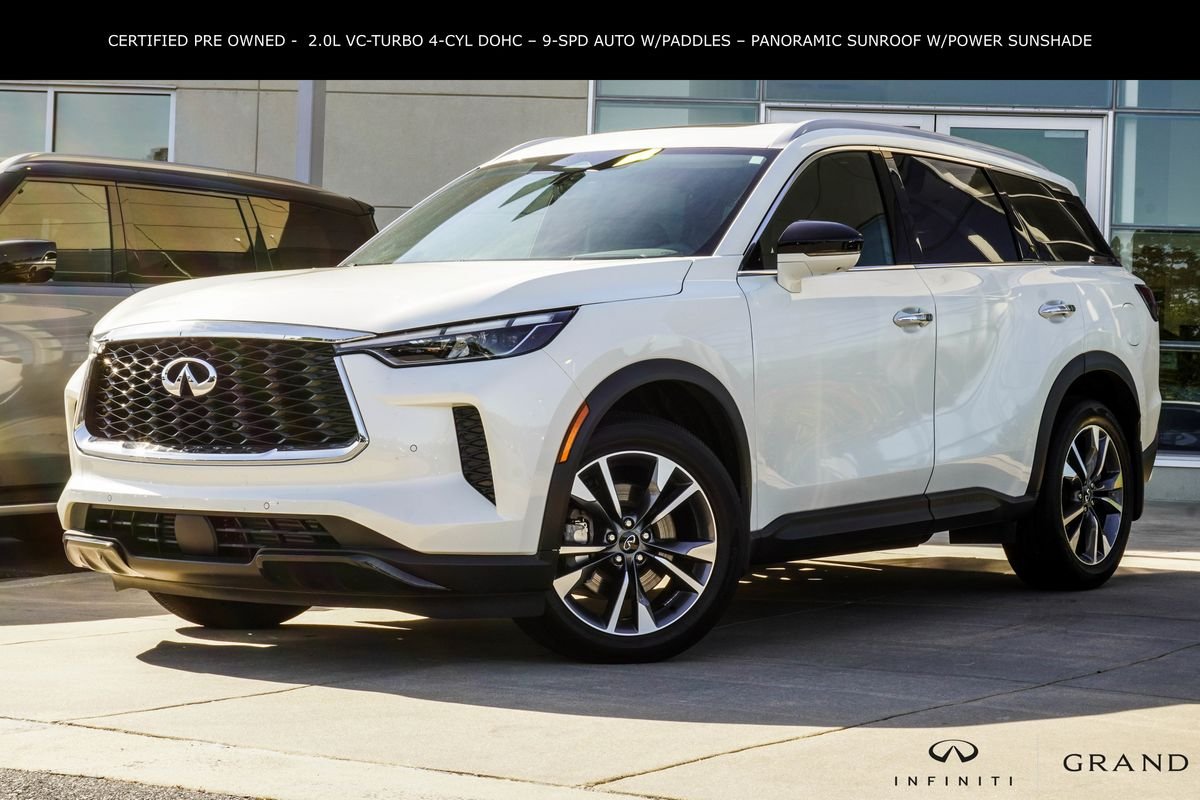Used 2025 White INFINITI LUXE image 1