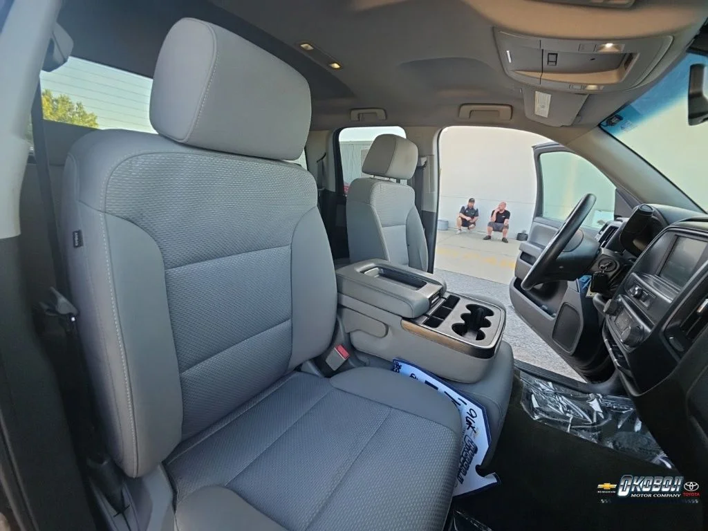 Used 2018 Black Chevrolet Custom image 23