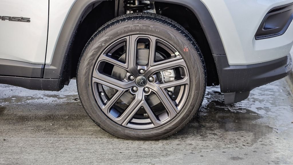 New 2026 silver zynith metallic clearcoat Jeep Latitude image 11