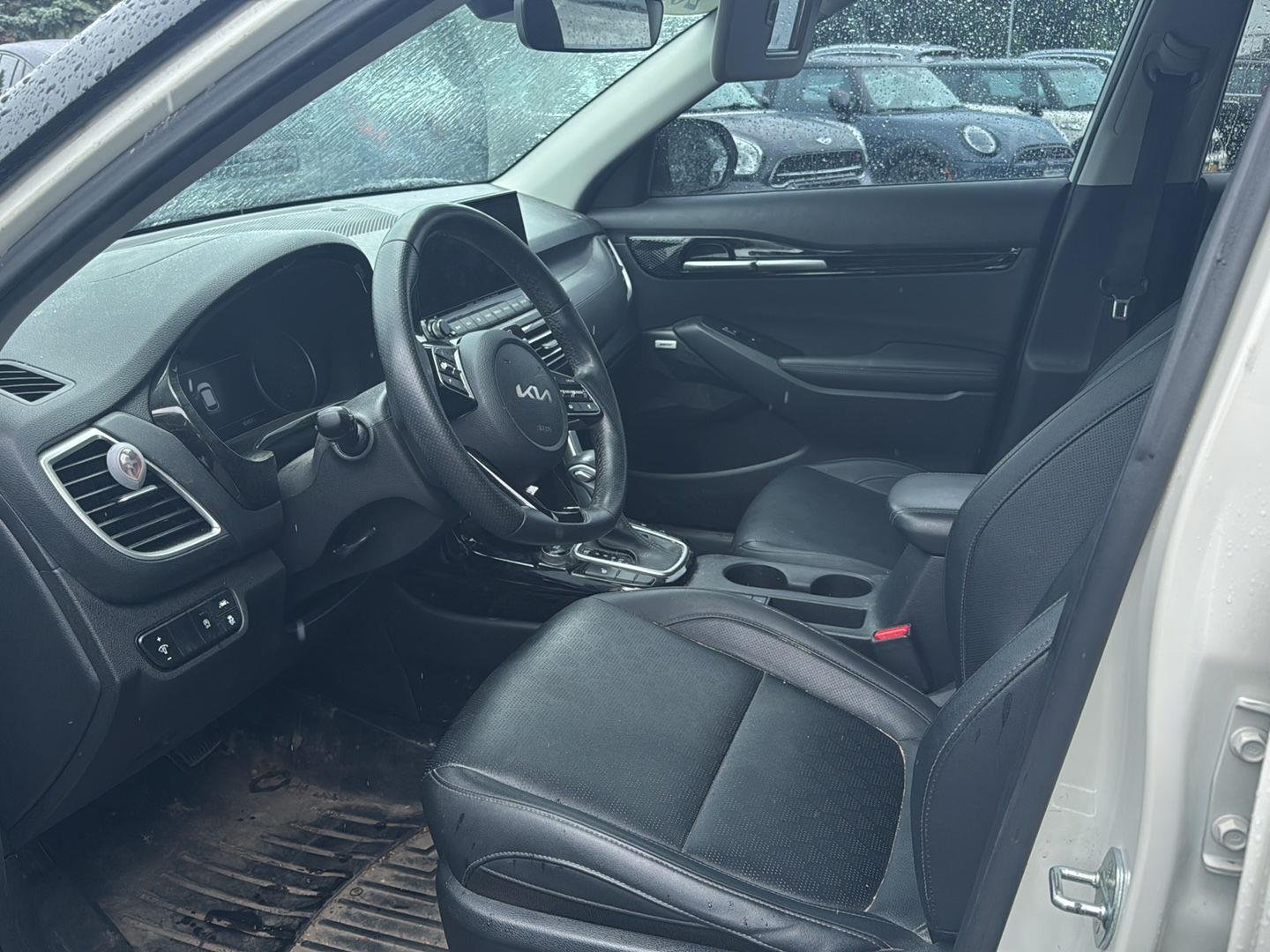 Used 2022 Clear White/Black Roof Kia SX image 9