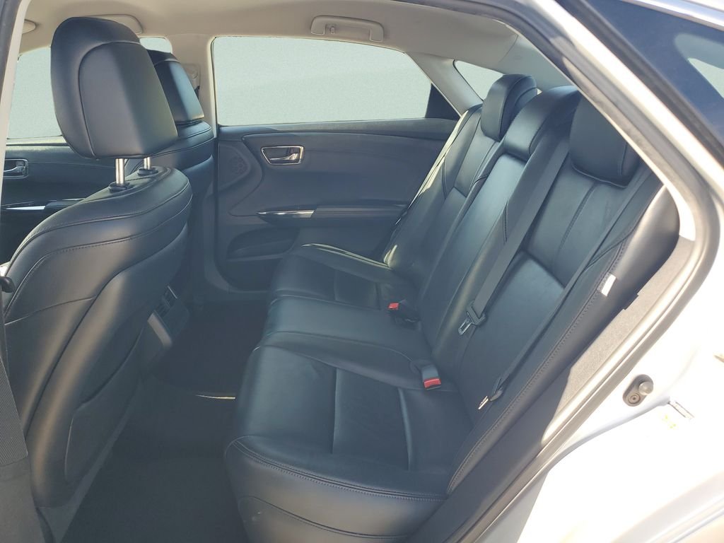 Used 2014 Silver Toyota XLE image 10