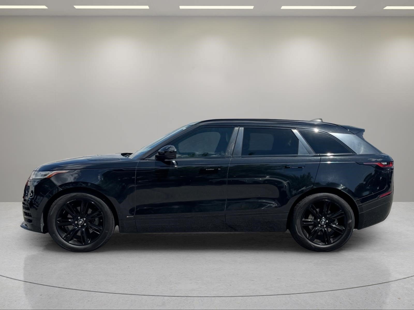 Used 2020  Land Rover R-Dynamic S image 2