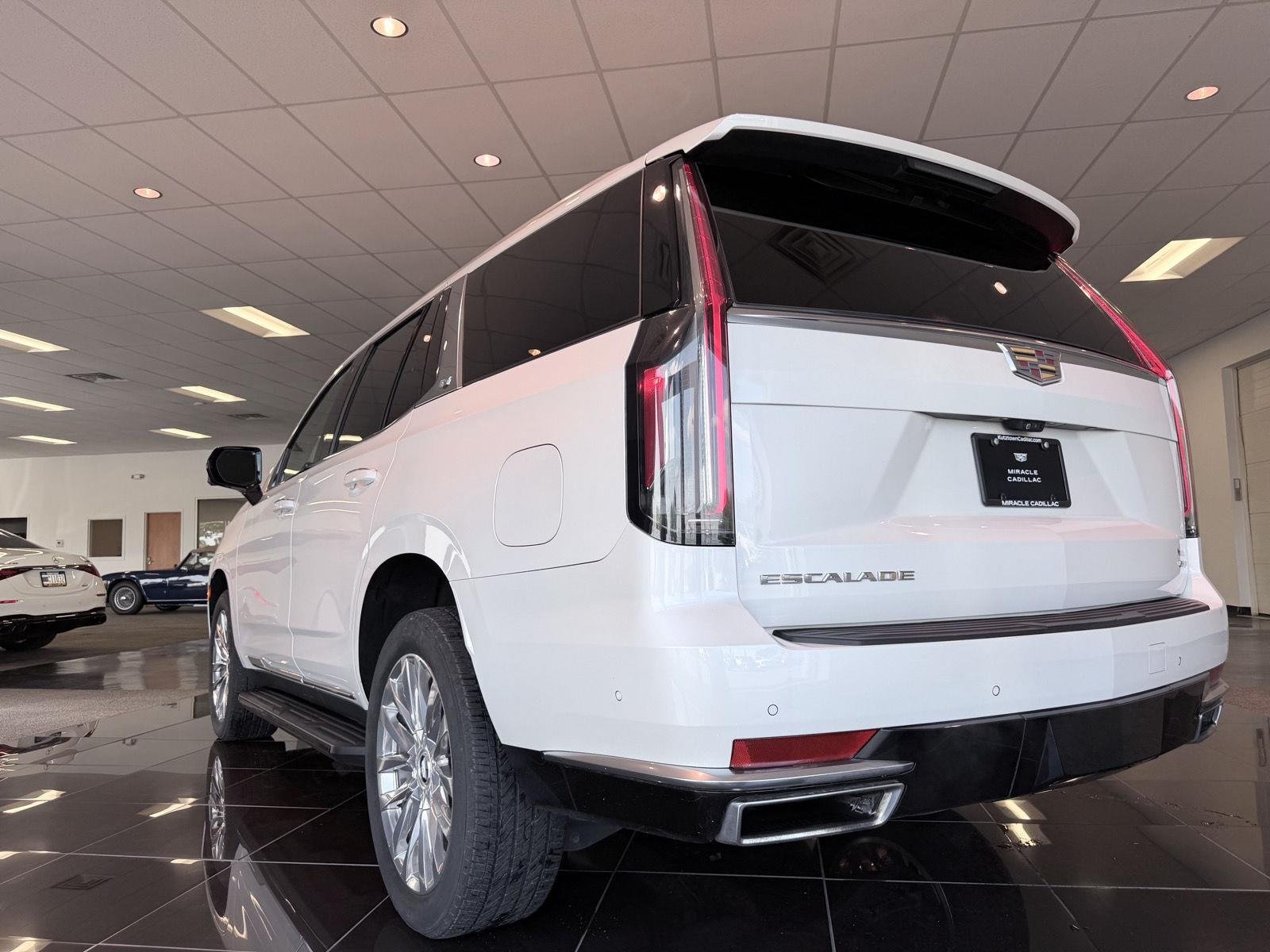 Used 2021 CRYSTAL WHITE TRICOAT Cadillac Premium Luxury image 6