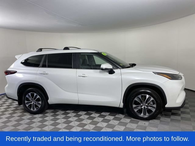 Used 2025 Beige Toyota XLE image 12