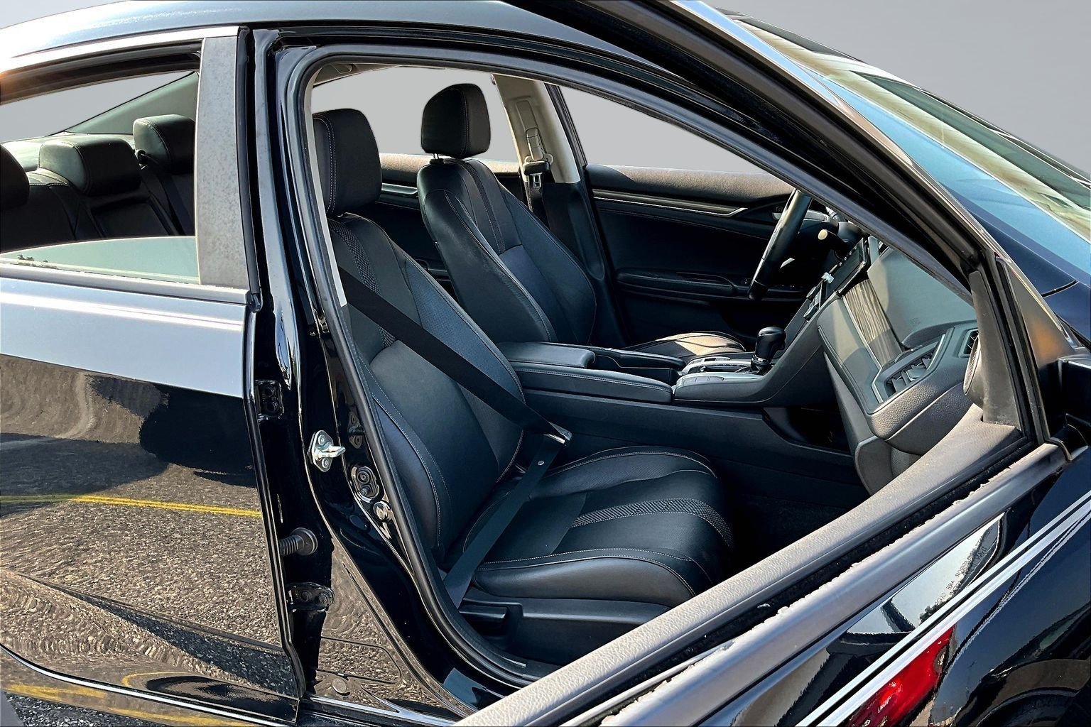 Used 2019 Black Honda EX-L image 27