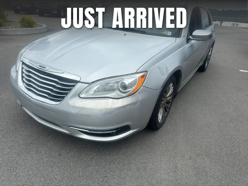 2012 Chrysler 200's photo