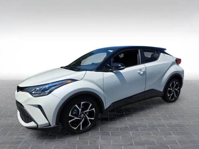 Used 2020 White Toyota XLE image 3