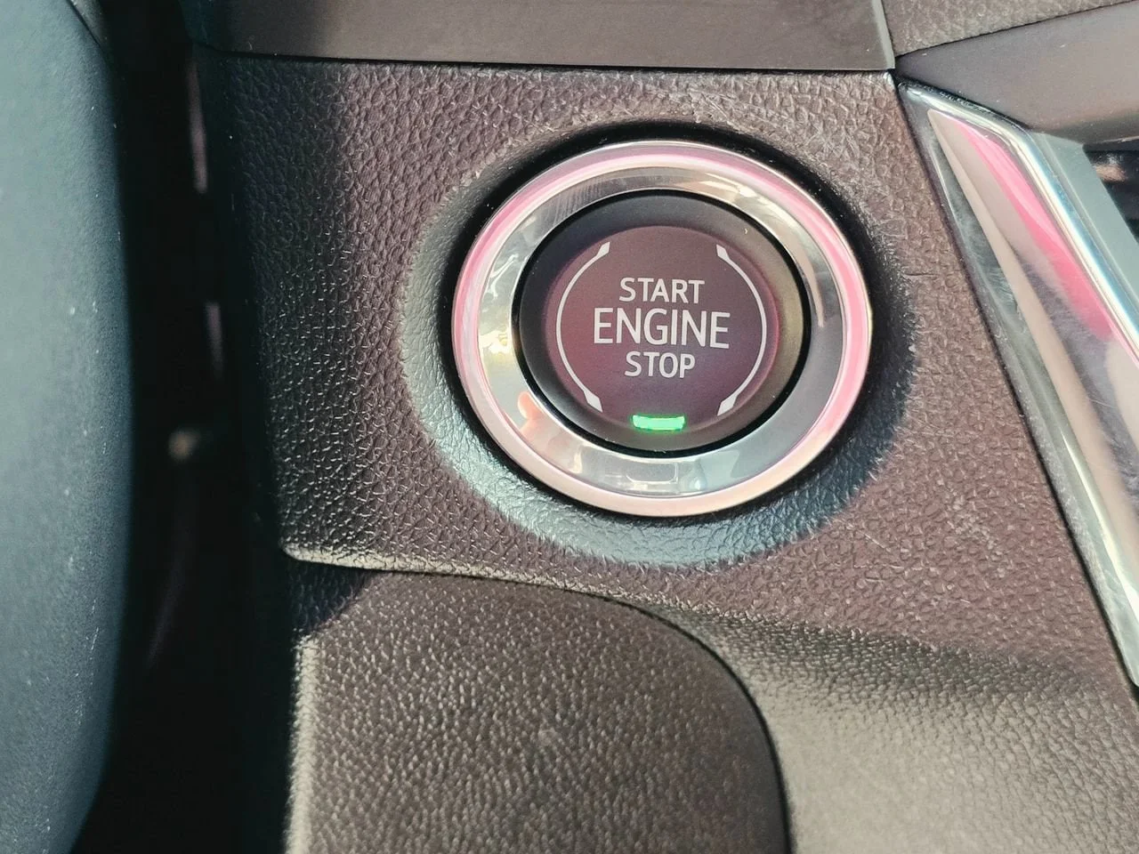 Used 2025 Summit White Buick Preferred image 17