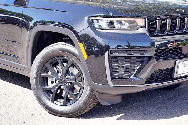 New 2026 Diamond Black Crystal Pearl-Coat Exterior Paint Jeep Laredo image 4