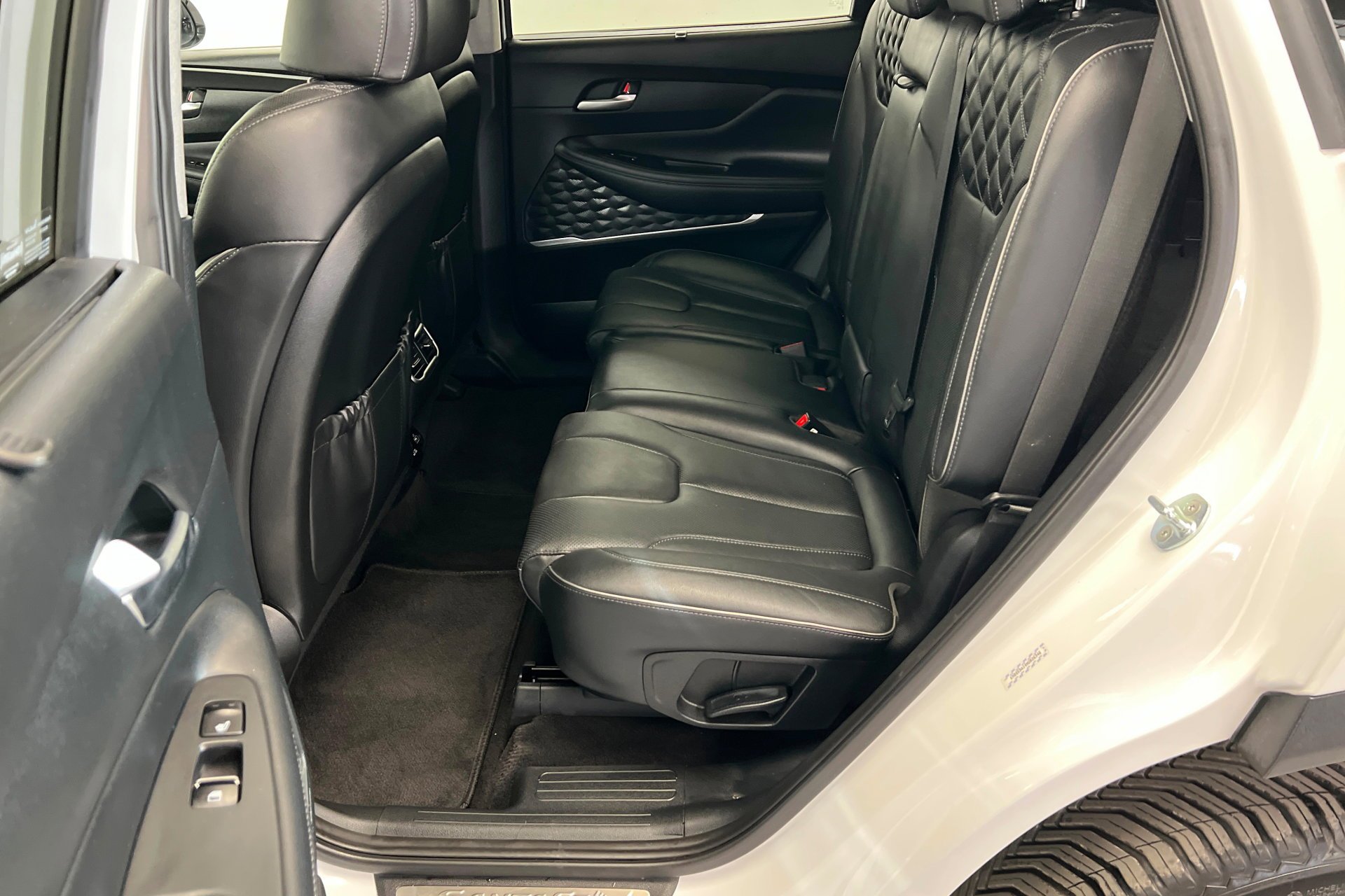 Used 2022 Quartz White Hyundai Limited image 22