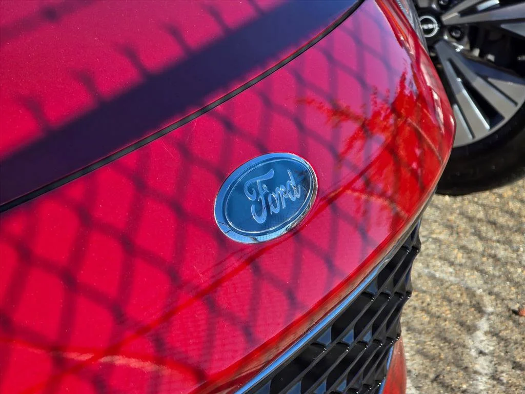 Used 2021 Red Ford SE image 16