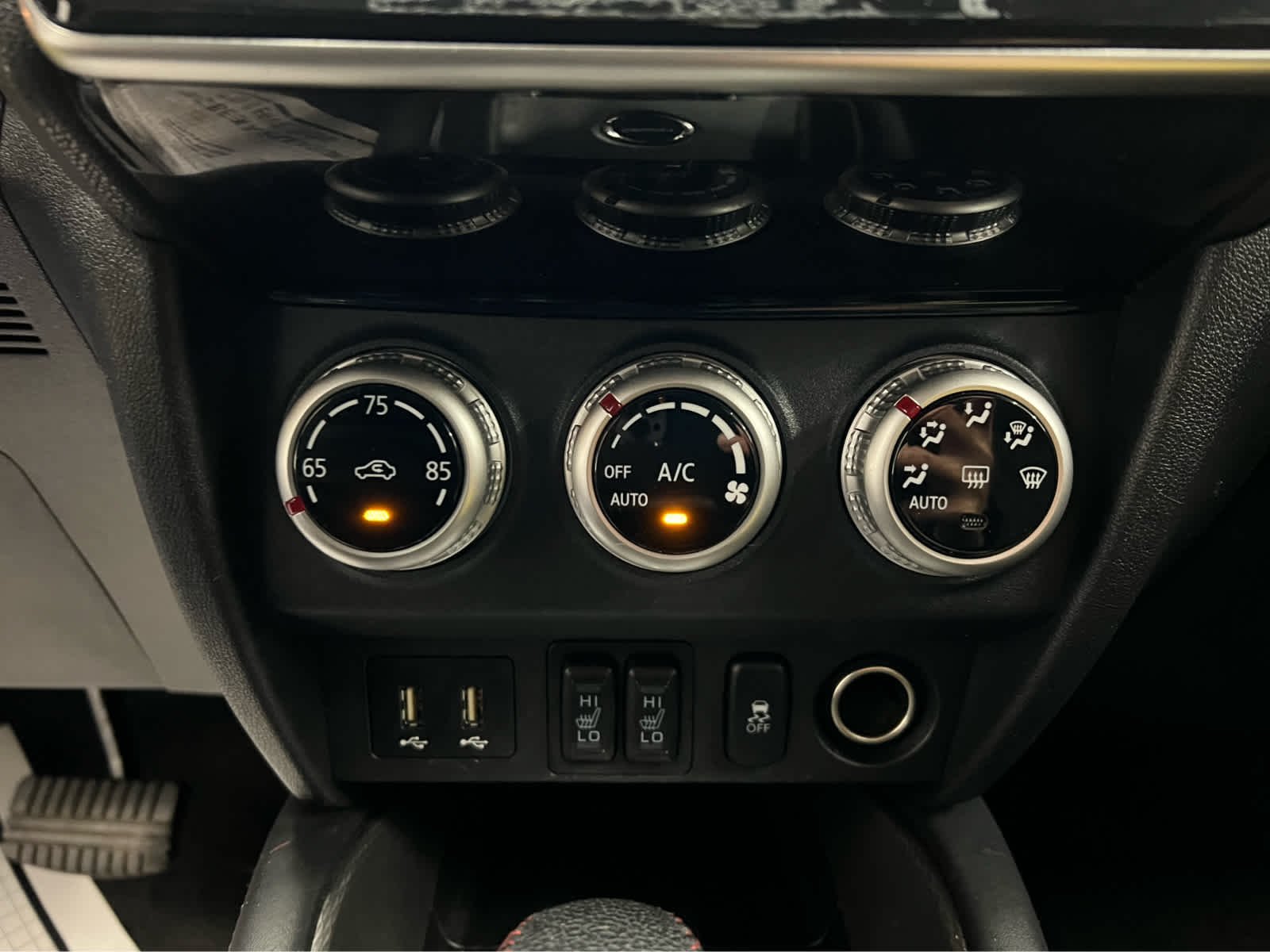Used 2023 White Diamond Mitsubishi LE image 19