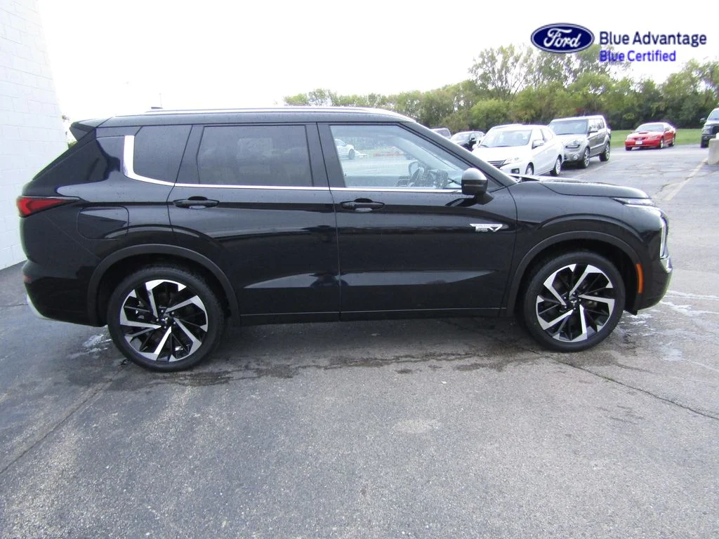 Certified Used 2024 Labrador Black Pearl Mitsubishi SEL image 8