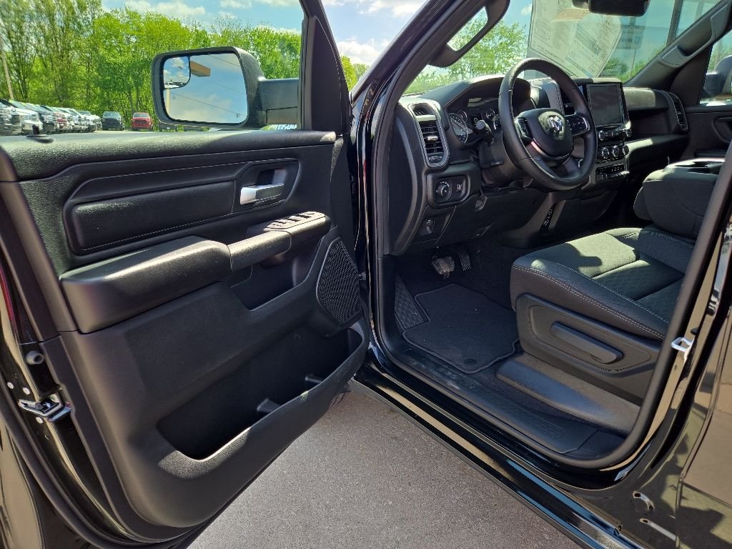 New 2026 Diamond Black Crystal Pearl-Coat Exterior Paint RAM Tradesman image 35