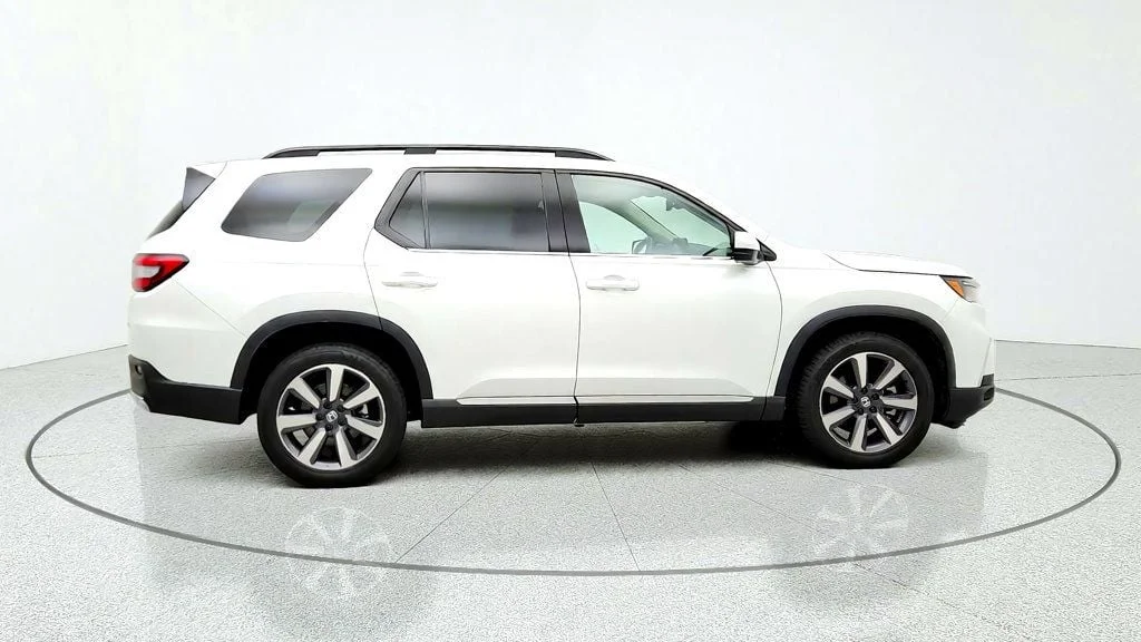 Used 2024 Platinum White Pearl Honda Touring AWD image 4