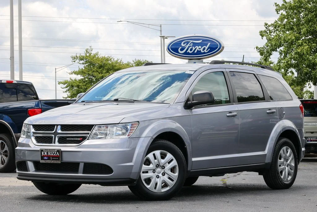 Used 2018 Silver Dodge SE image 1