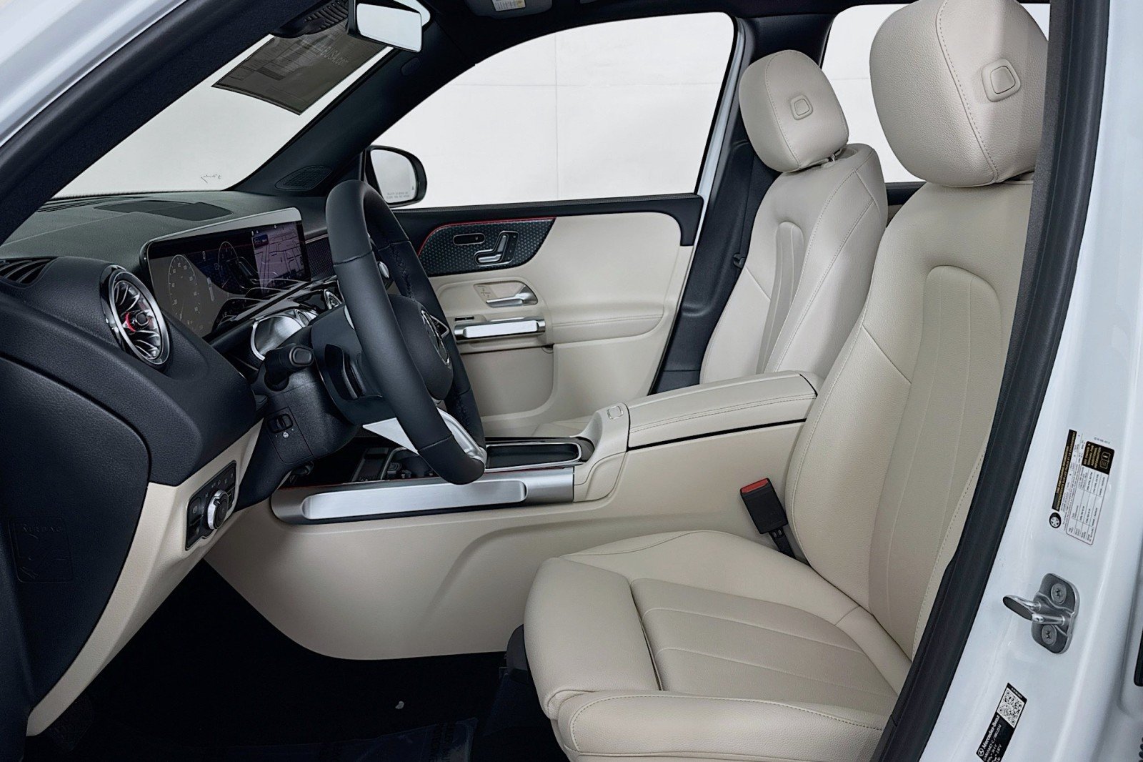 New 2026 Polar White Mercedes-Benz GLB 250 SUV image 16