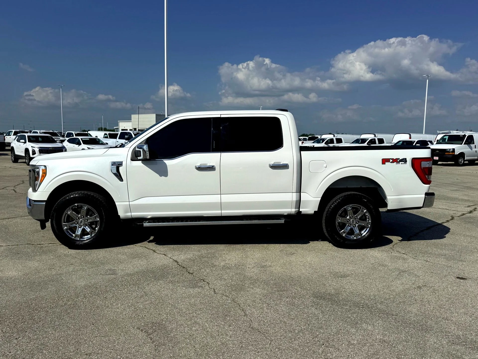 Used 2023  Ford Lariat image 9