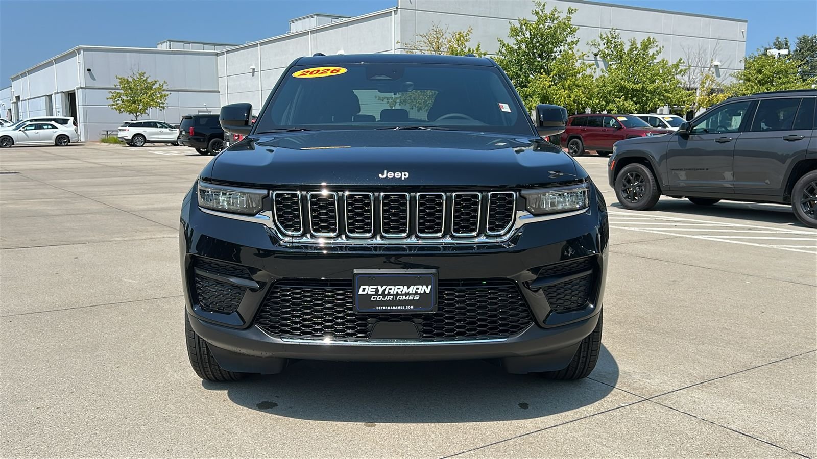 New 2026 Diamond Black Crystal Pearl-Coat Exterior Paint Jeep Laredo image 9