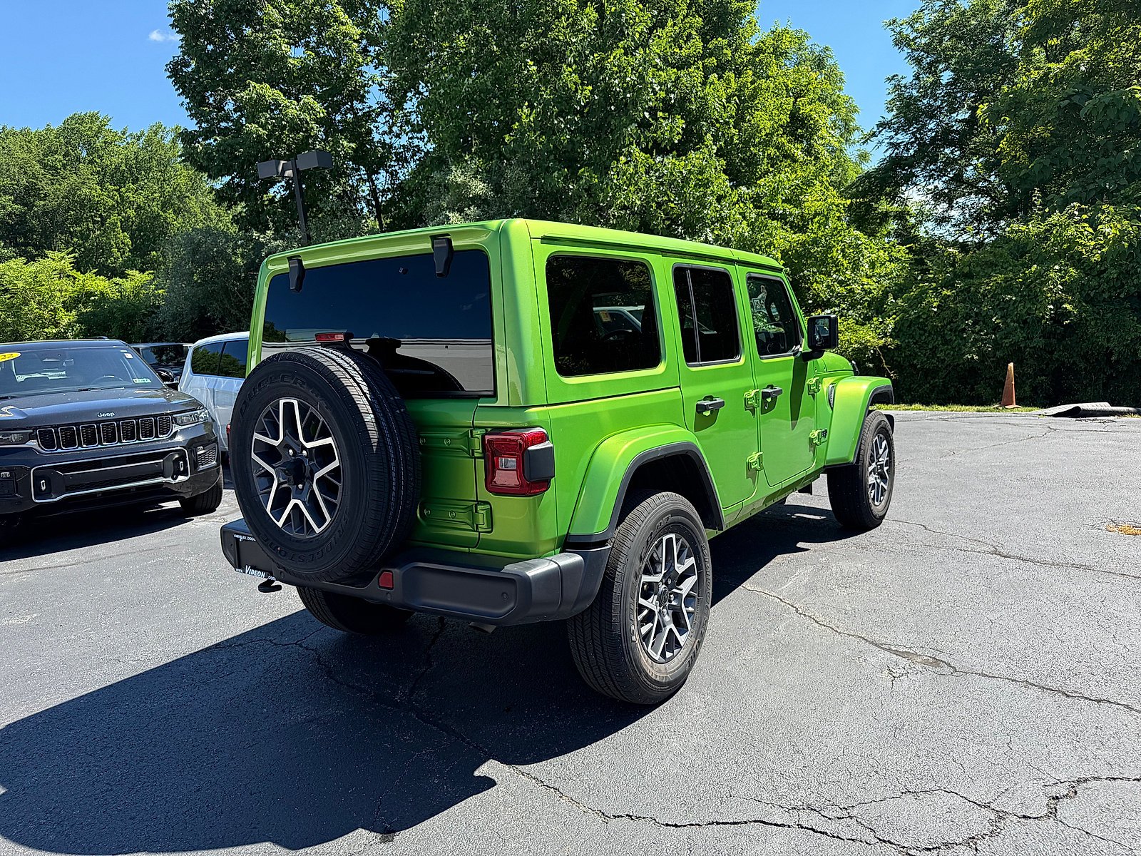 Used 2026 Mojito Clearcoat Jeep Sahara image 6