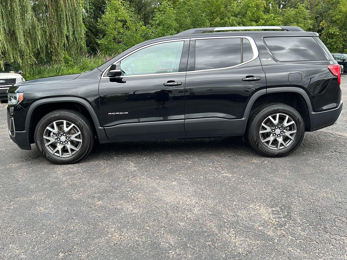 Used 2022 Ebony Twilight Metallic GMC SLE image 4