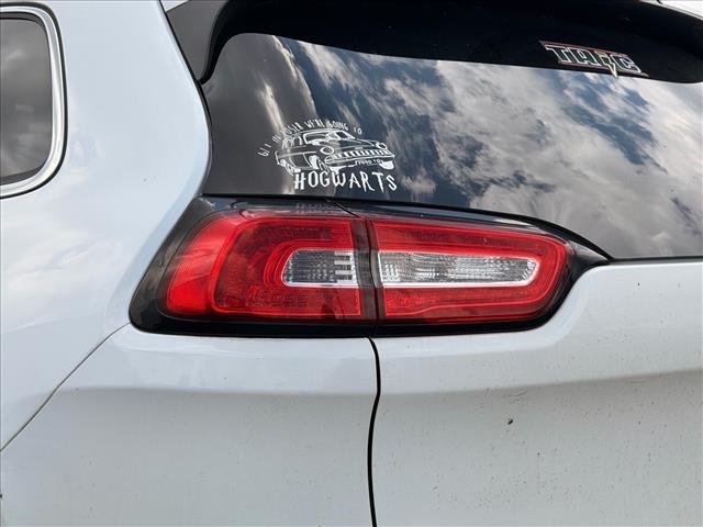 Used 2018 Bright White Clearcoat Jeep Latitude image 7