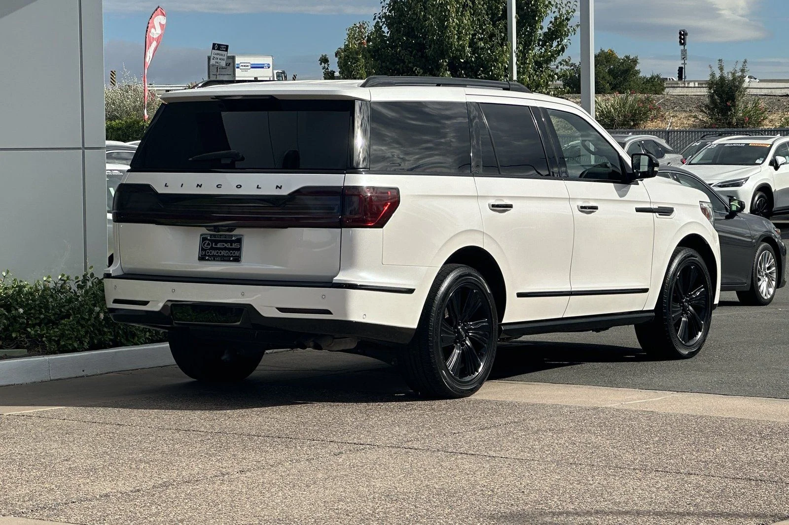 Used 2019 White Platinum Clearcoat Metallic Lincoln Reserve image 4