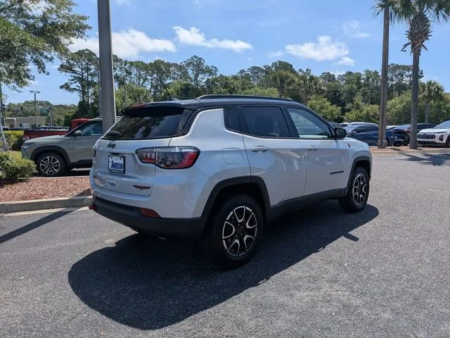 Used 2025 Silver Jeep Trailhawk image 3