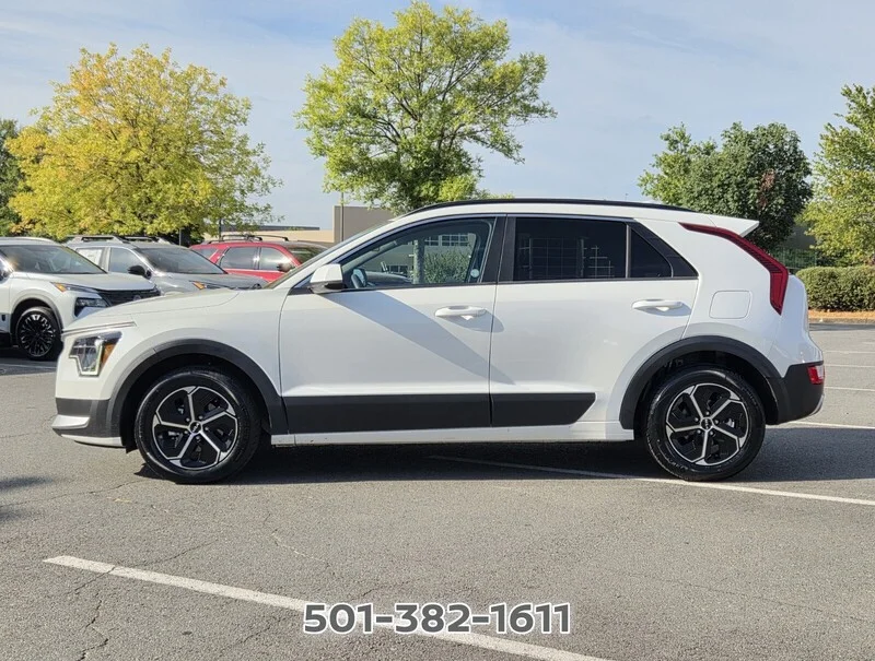 Used 2025 Snow White Pearl KIA LX FWD image 2