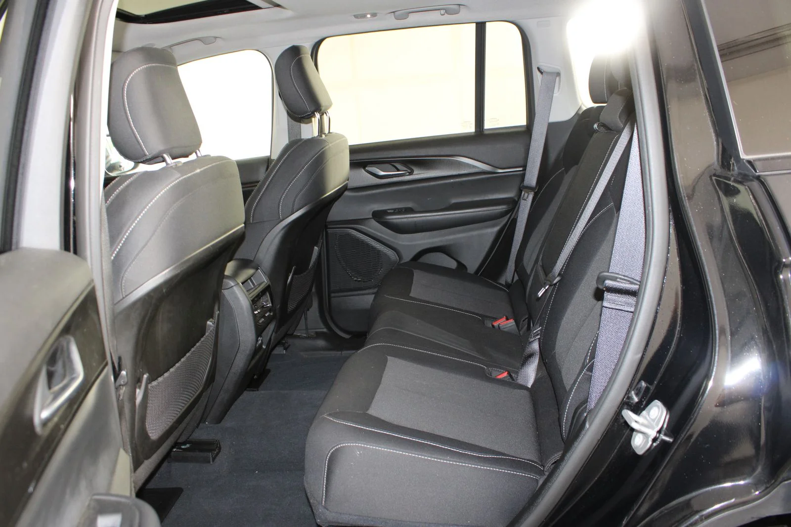 Used 2023 Black Jeep Laredo image 9