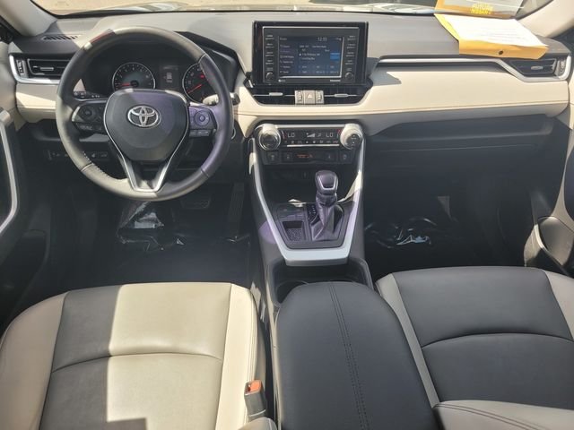 Used 2020  Toyota XLE Premium image 16
