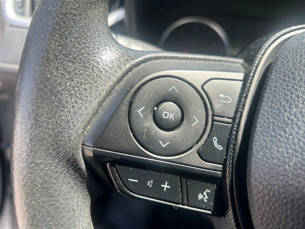 Used 2019 White Toyota LE image 25