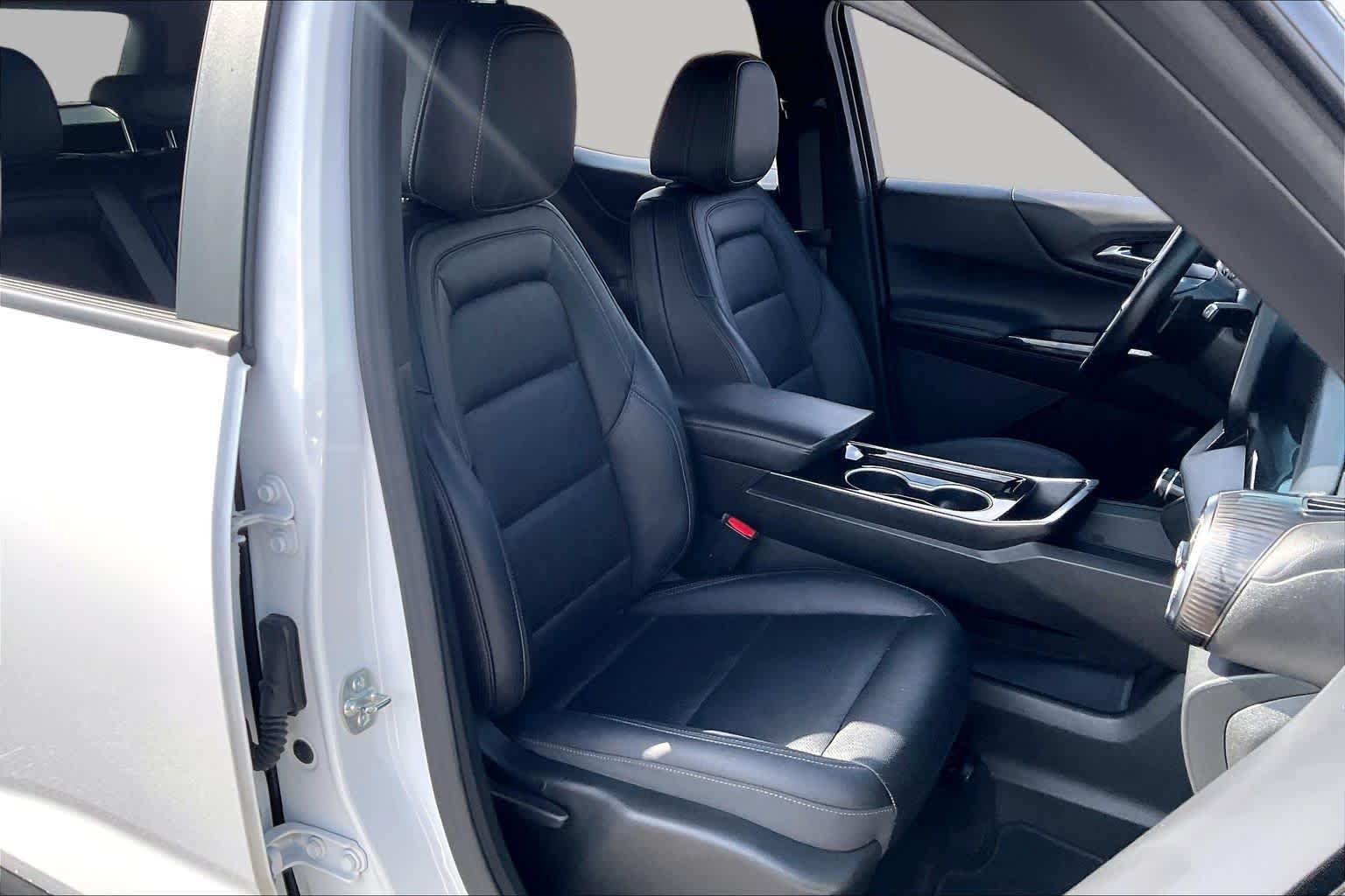Used 2025 Summit White Chevrolet FWD LT image 9