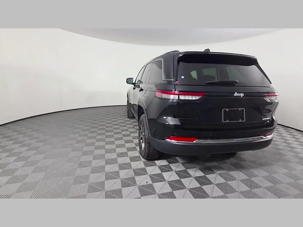 New 2027 High-Gloss Black Paint Jeep Laredo image 29