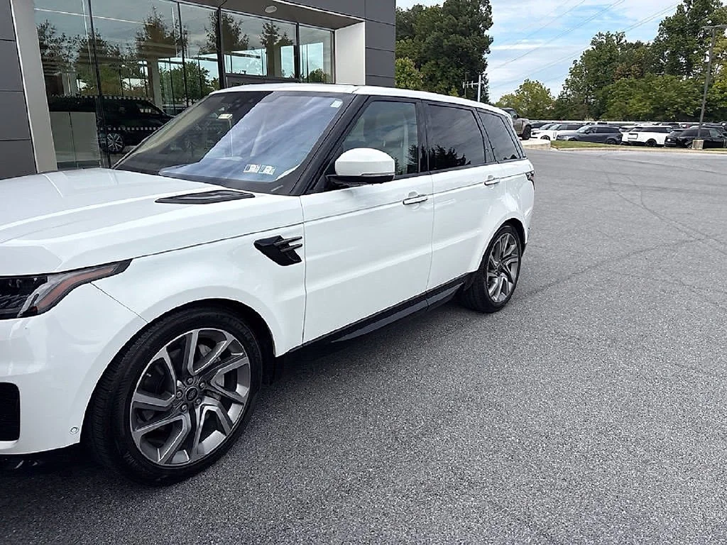 Used 2021  Land Rover HSE Silver Edition image 3