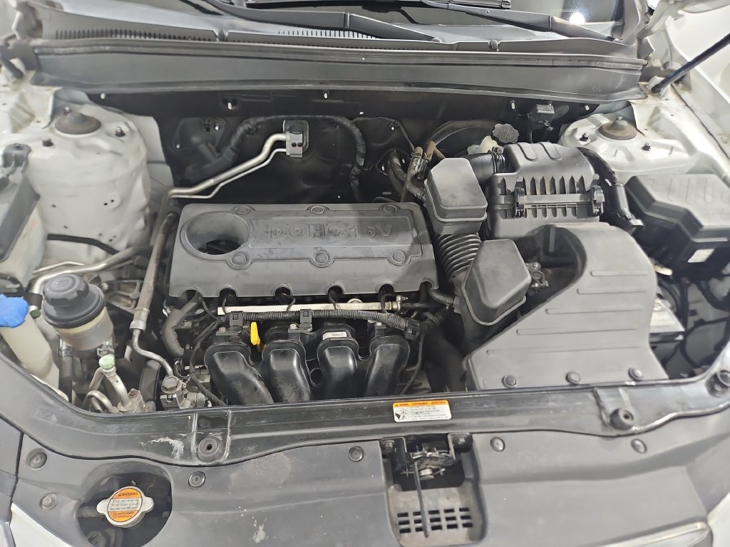 Used 2012 White Hyundai GLS image 27