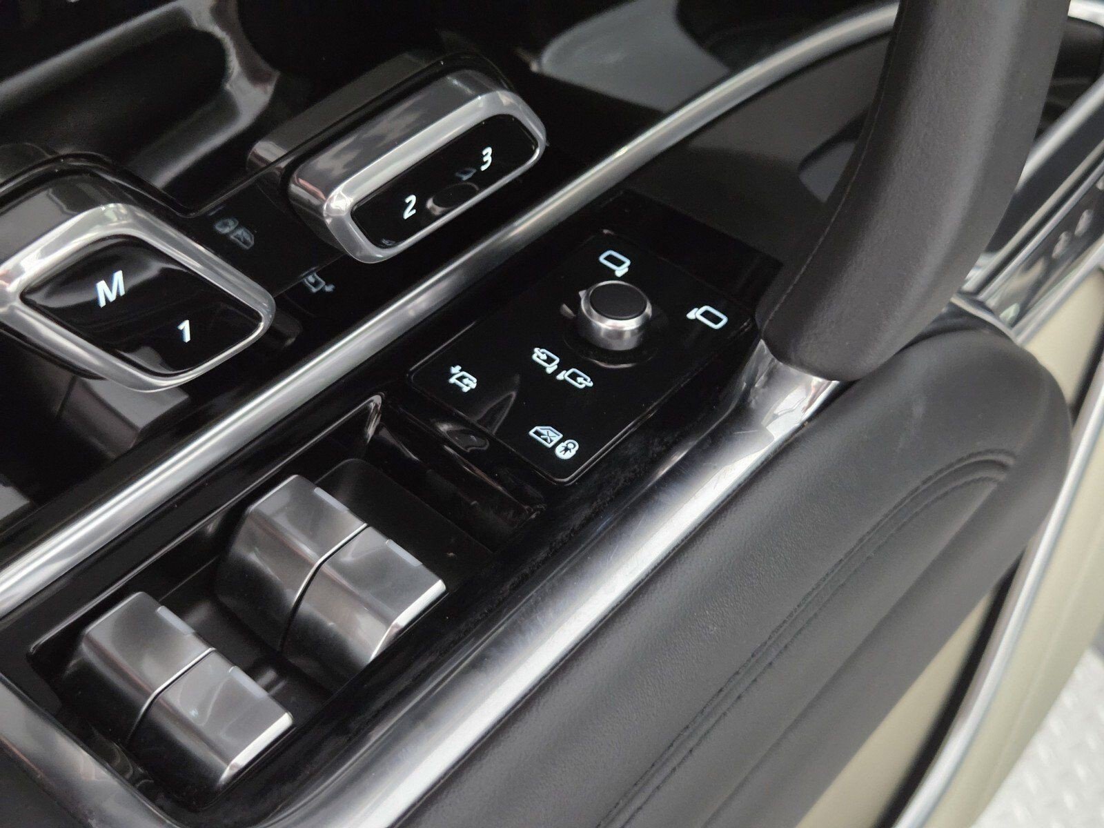 Used 2023 White Land Rover SE image 20