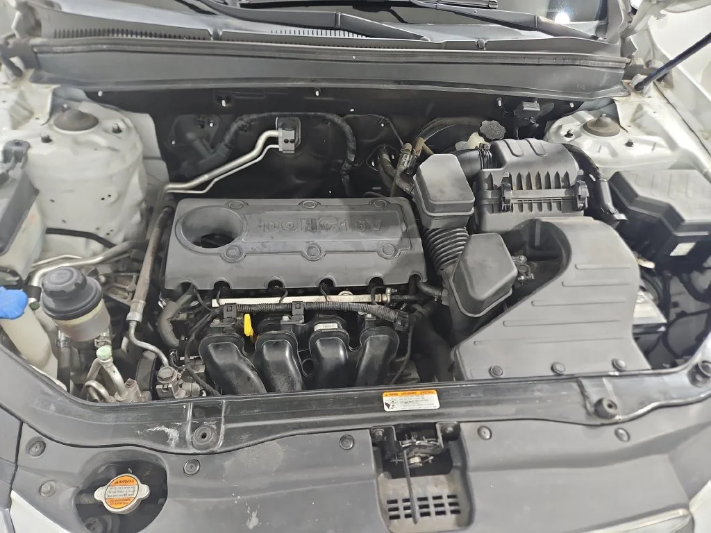 Used 2012 White Hyundai GLS image 27