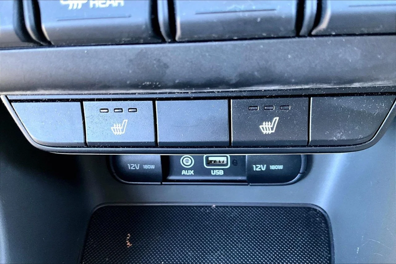 Used 2017 White Kia LX image 26