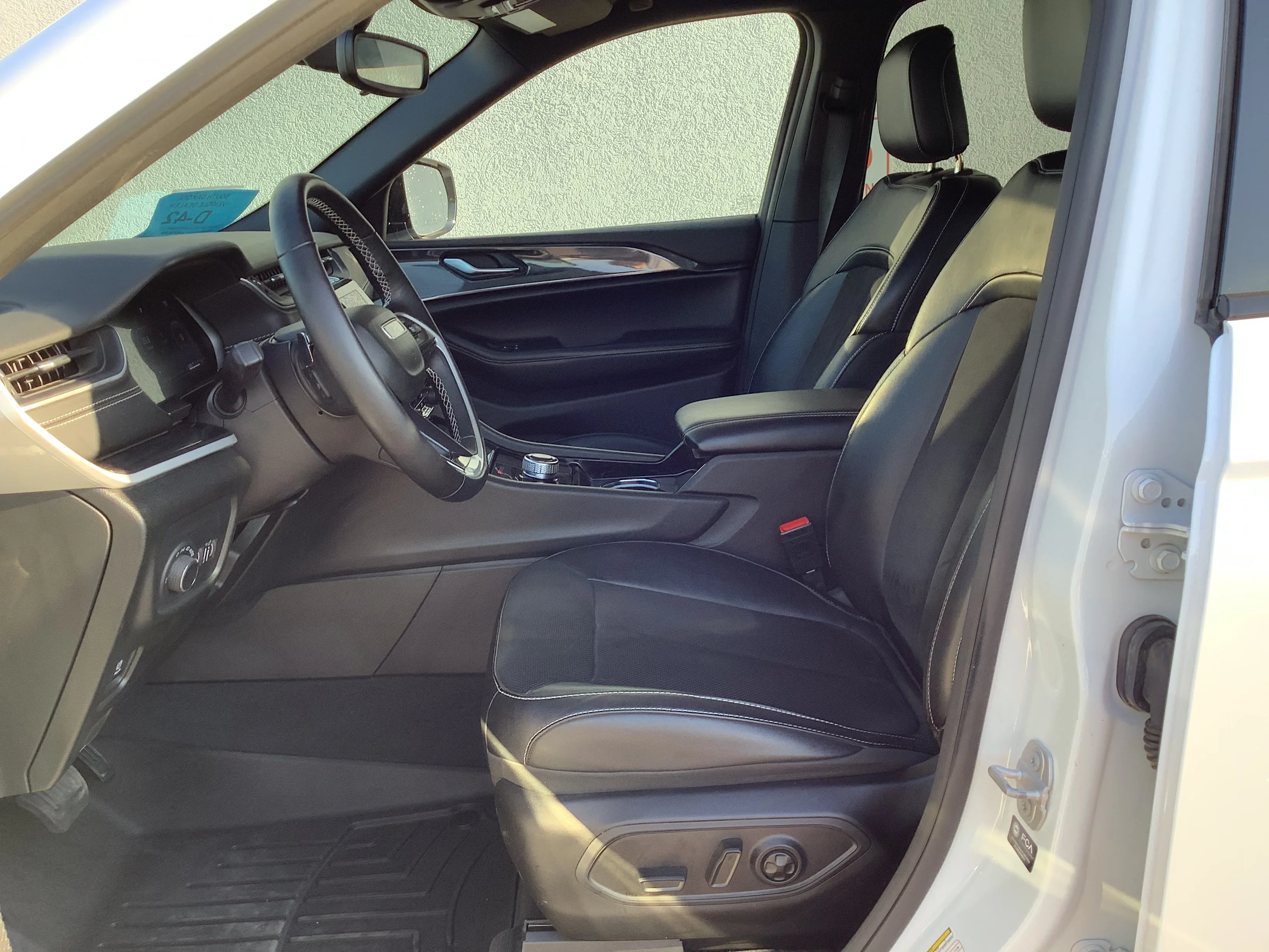 Used 2022 White Jeep Altitude image 11