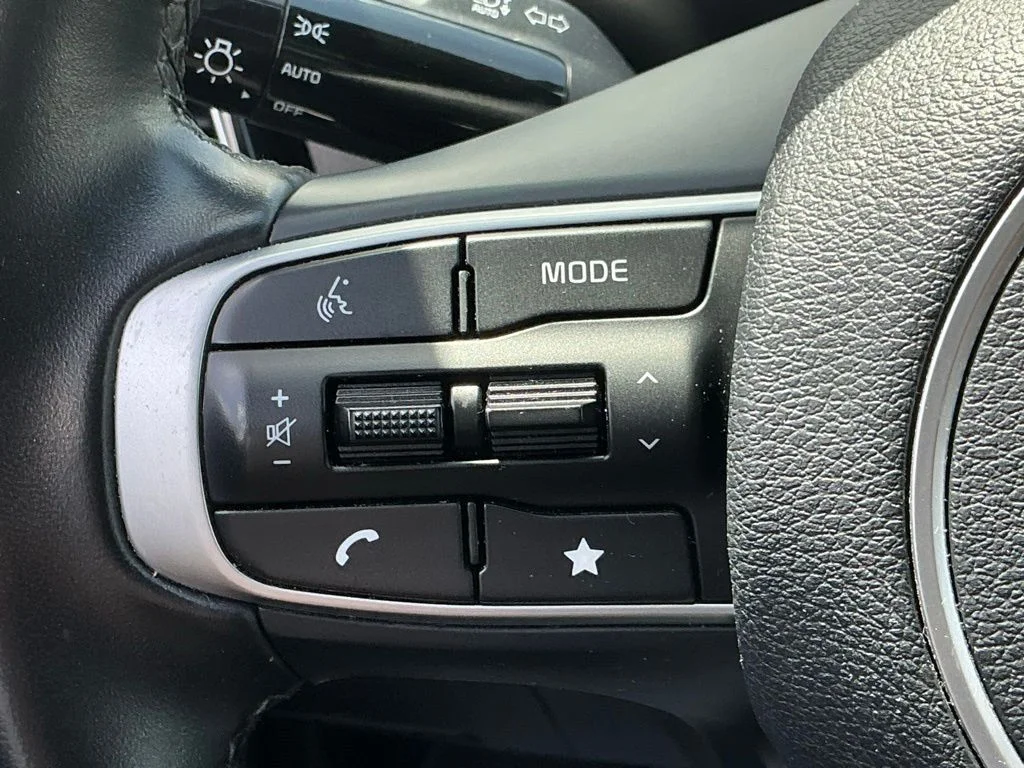 Used 2023 White Kia X-Line image 27