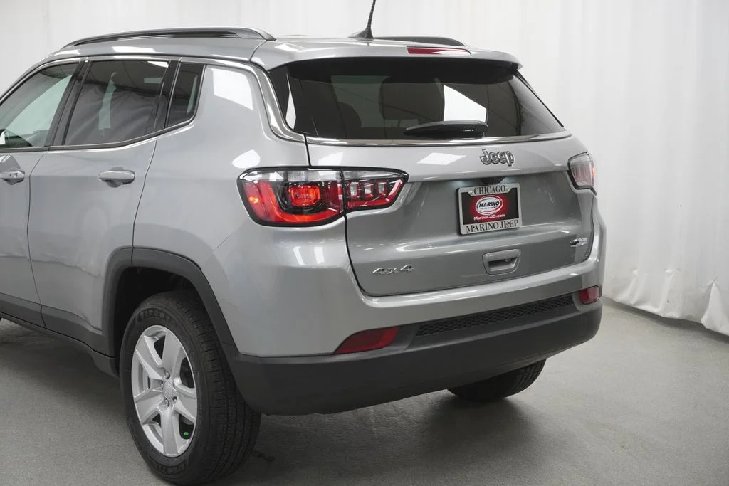 Certified Used 2022 Silver Jeep Latitude image 12