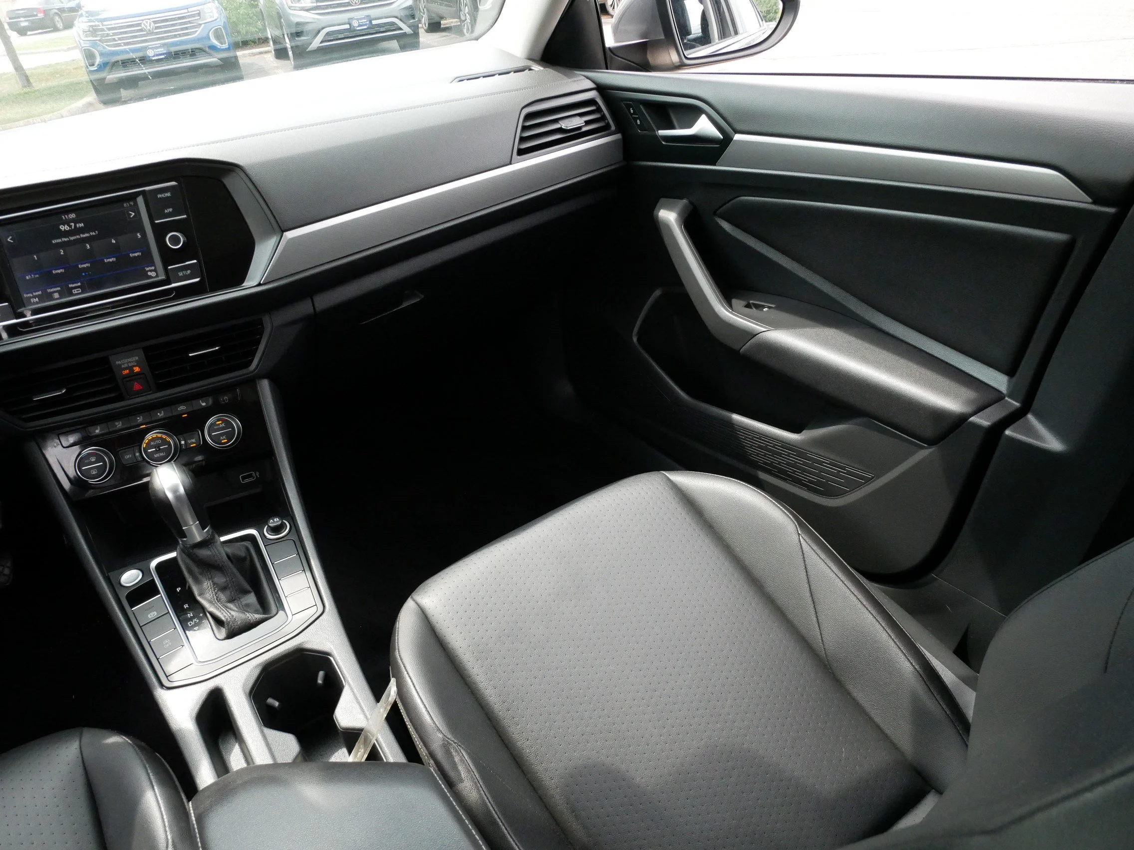 Used 2019 Platinum Gray Metallic Volkswagen SE image 11
