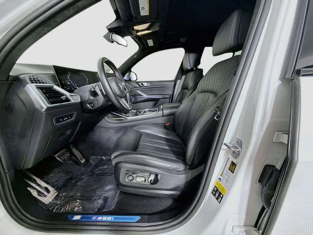 Used 2024 White BMW M60i image 22