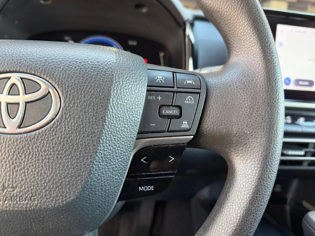 Used 2025 White Toyota LE image 25