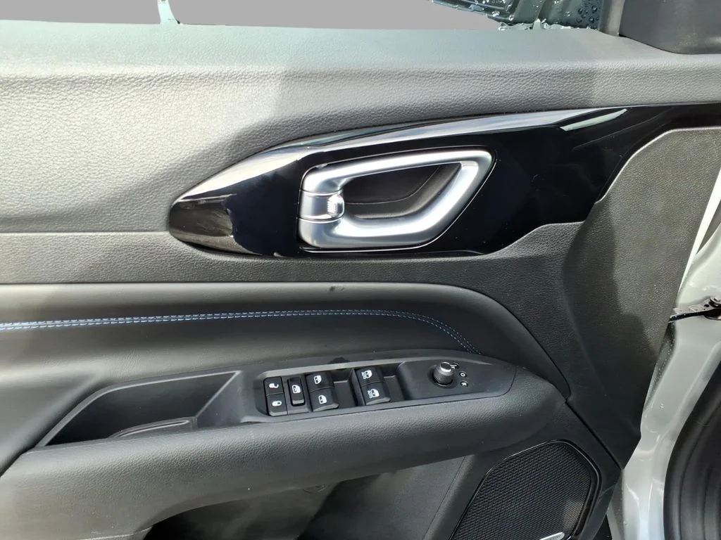 New 2026 Silver Zynith Metallic Clearcoat Jeep Latitude image 12