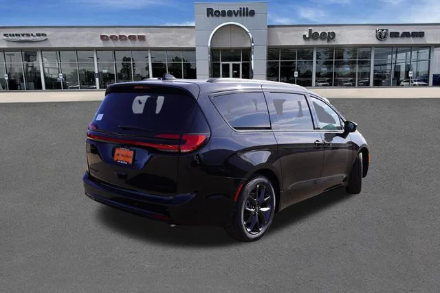 New 2026 Diamond Black Crystal Pearl-Coat Exterior Paint Chrysler Limited image 4